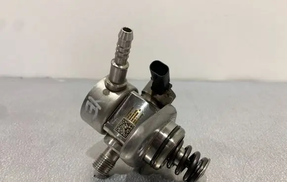 Skoda Yeti (5L) Fuel injection high pressure pump 04E127026E