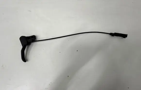 Volkswagen PASSAT B5.5 Engine bonnet (hood) release handle 3B1823533