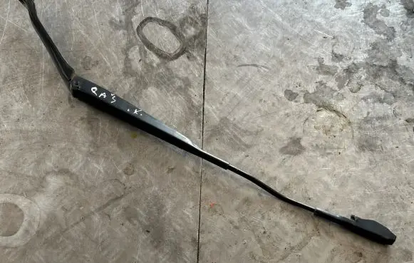 Nissan Qashqai+2 Front wiper blade arm