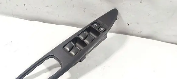 Nissan Primera Electric window control switch 25401AV640