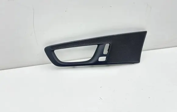 Front door trim bar