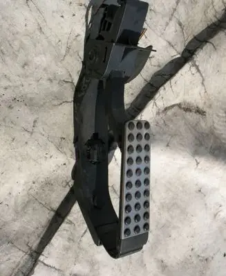 Mercedes-Benz C W203 Accelerator throttle pedal A2033000204