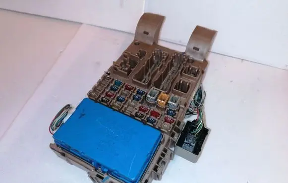 Toyota Corolla E120 E130 Fuse module 8264102040