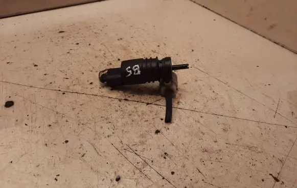 Volkswagen PASSAT B5 Windscreen/windshield washer pump