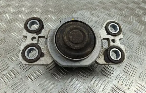Volvo XC60 Engine mount bracket