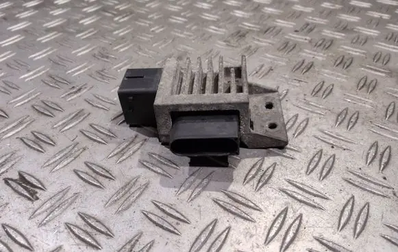 Renault Trafic III (X82) Glow plug pre-heat relay 271203982R