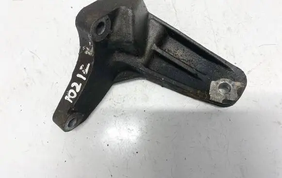 Engine mounting bracket