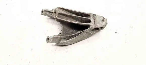 Engine mounting bracket