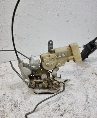 Toyota Yaris Front door lock 