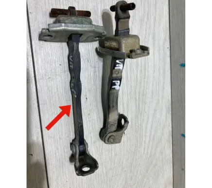 Suzuki Grand Vitara II Front door check strap stopper 
