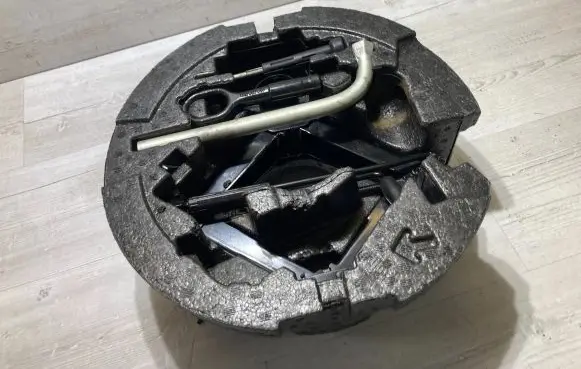 Skoda Octavia Mk3 (5E) Spare wheel mounting bracket 