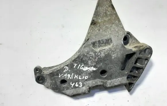 Engine mounting bracket