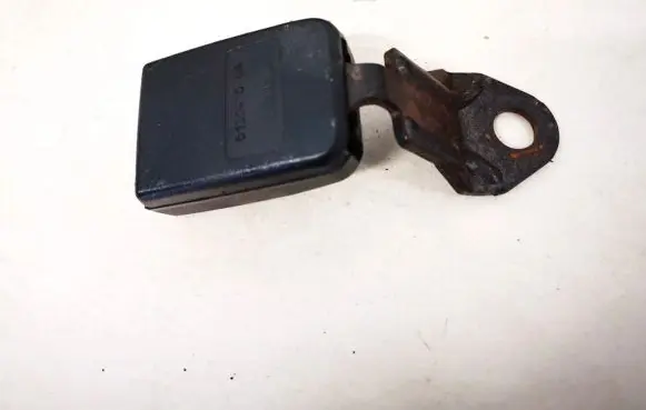Middle seatbelt buckle (rear)