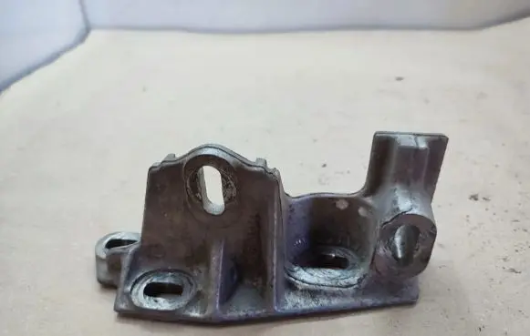 Engine mounting bracket