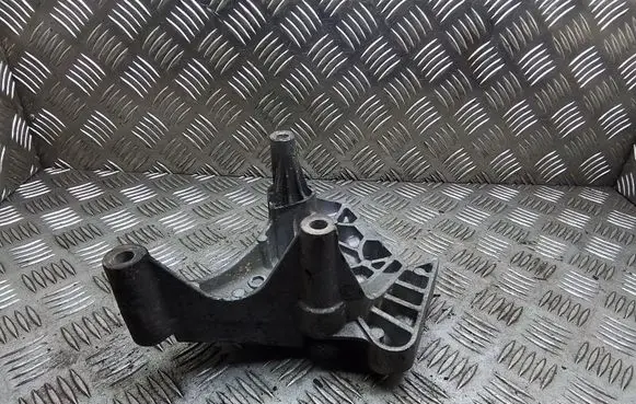 Engine mounting bracket