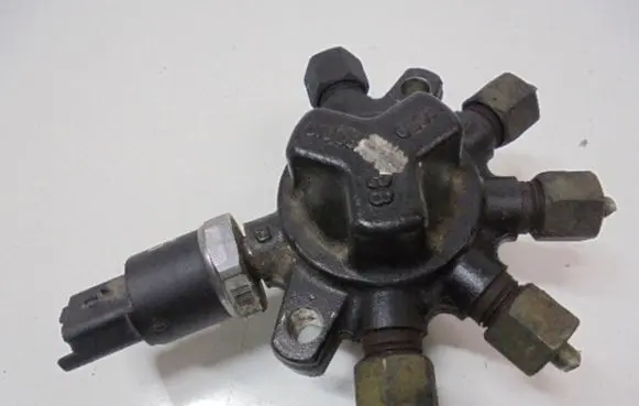 Ford Focus Fuel distributor 1S4Q-9D280-AA