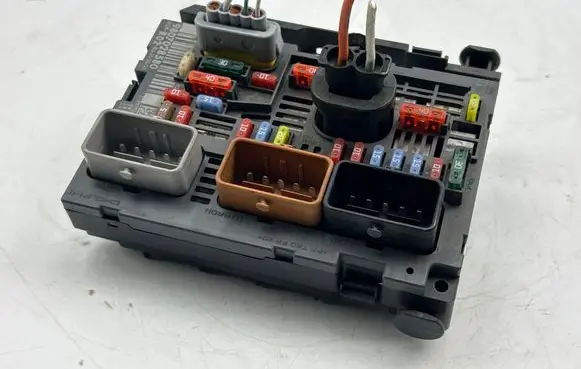 Peugeot 3008 I Fuse module 9807028580