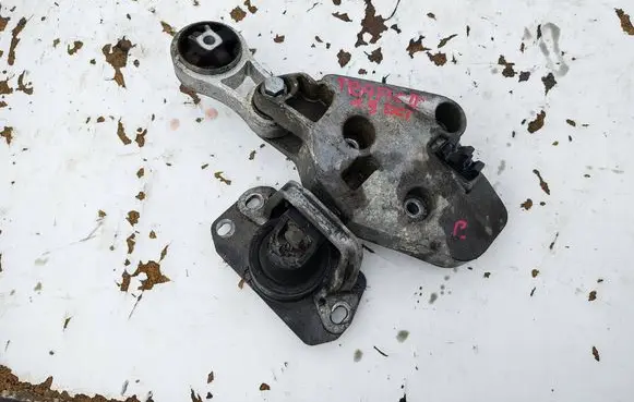 Renault Trafic II (X83) Engine mount bracket 8200003828K