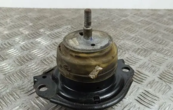Jeep Grand Cherokee Engine mount bracket