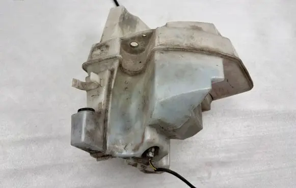 Volvo XC90 Windshield washer fluid reservoir/tank 8659490