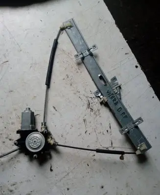 Suzuki Grand Vitara I Front door window regulator with motor