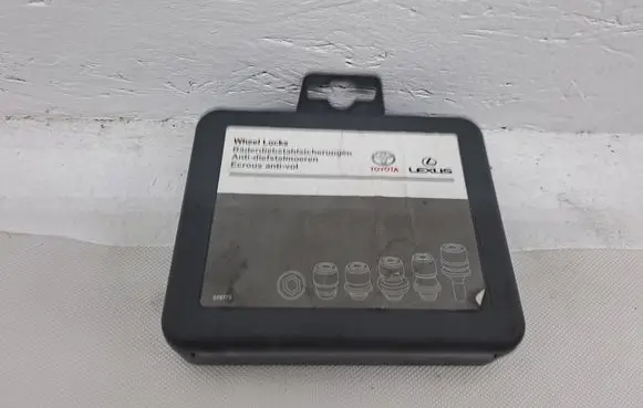 Toyota C-HR I Anti-theft wheel nuts and lock PW45600000