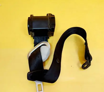 Volkswagen Golf IV Rear seatbelt 560337400