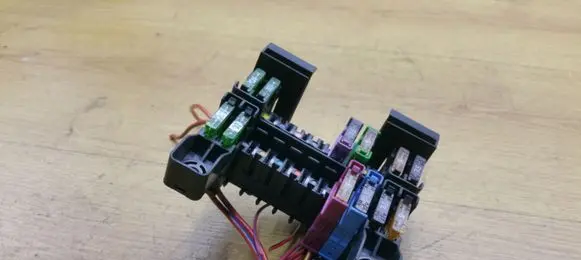 Mercedes-Benz CLS C219 Fuse module 2115450301 13943311