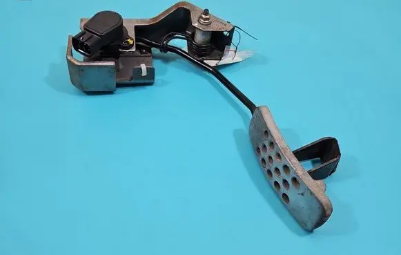 Accelerator throttle pedal