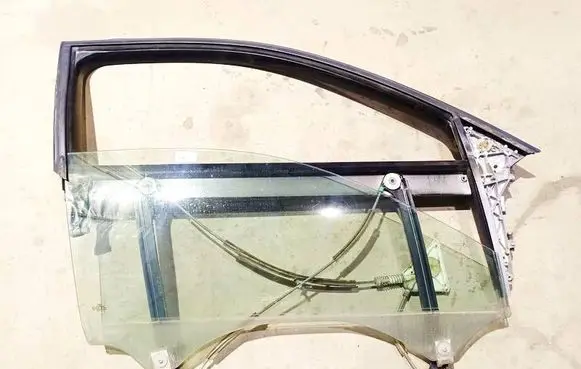 Audi A3 S3 8P Front door window/glass frame 200100023