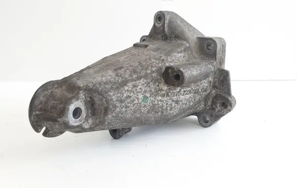 Mercedes-Benz C W204 Engine mounting bracket A2712232704