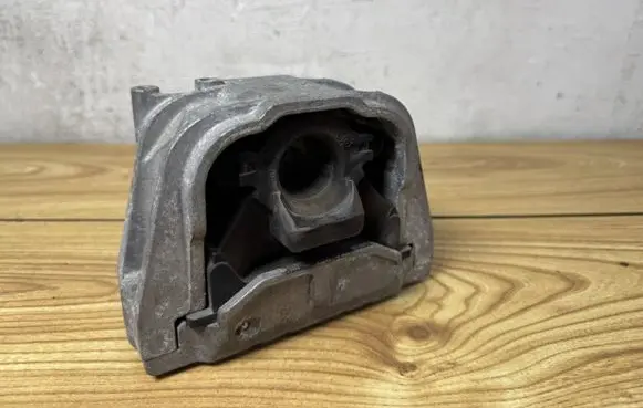 Volkswagen Golf VI Engine mount bracket 1K0199262