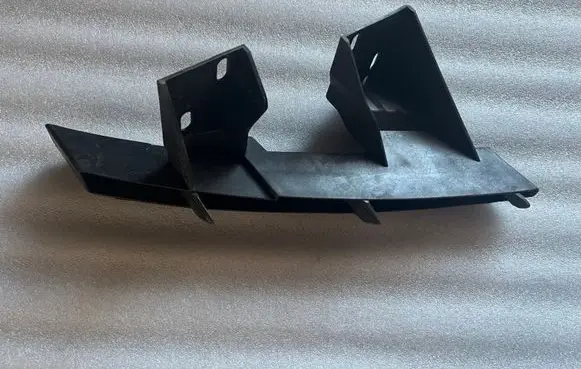 Audi Q7 4L Front bumper mounting bracket 4L0807333A