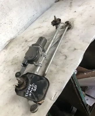 Infiniti Q50 Front wiper linkage and motor 13100431