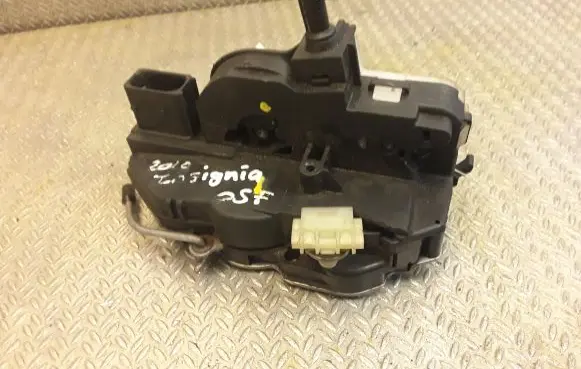 Opel Insignia A Front door lock 3023880