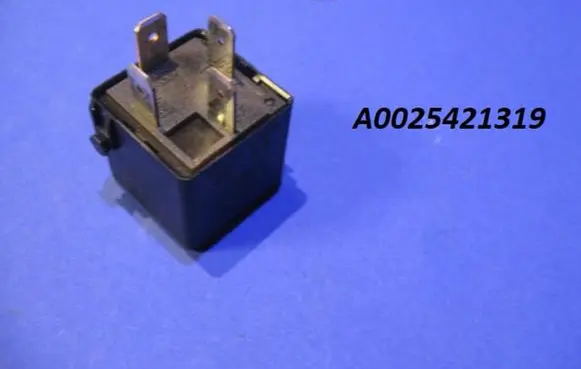 Mercedes-Benz E W210 Fuel pump relay A0025421319