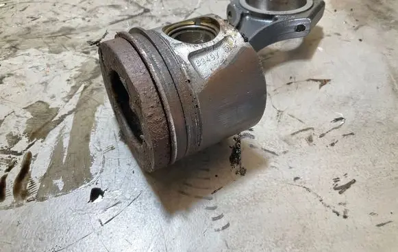 Mercedes-Benz Sprinter W906 Piston with connecting rod