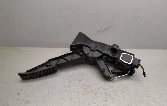 Mercedes-Benz A W169 Accelerator throttle pedal A1693000104
