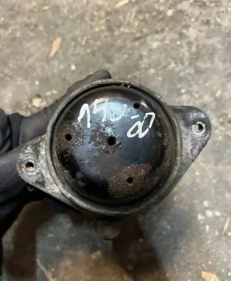 Mercedes-Benz S W140 Engine mount bracket
