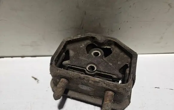 Engine mount bracket