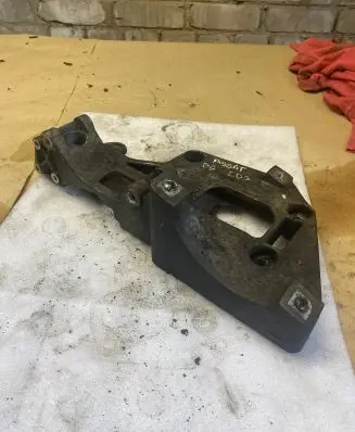 Volkswagen PASSAT B6 Engine mounting bracket 06F903143F