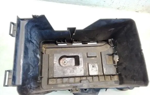 Volkswagen PASSAT B6 Battery box tray 1K0915333C