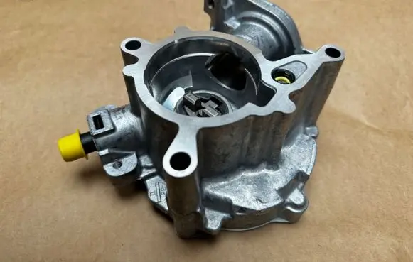 Land Rover Freelander Vacuum pump 06J145100AD
