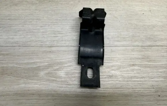 Volkswagen Touareg II Front bumper mounting bracket 7P6807915A