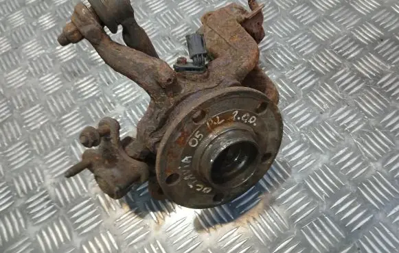 Skoda Octavia Mk2 (1Z) Front wheel hub spindle knuckle