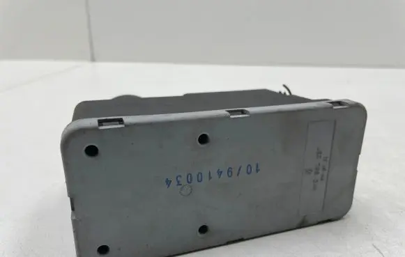 Volkswagen Golf III Central locking vacuum pump 1H0962257