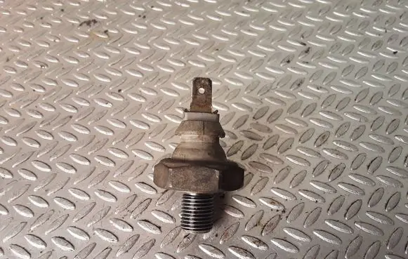 Volkswagen PASSAT B5 Oil pressure sensor 068919081A