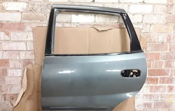 Nissan Almera Tino Rear door