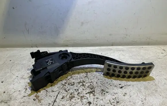Mercedes-Benz A W176 Accelerator throttle pedal A246300 0621 1604