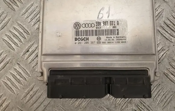 Volkswagen PASSAT B5 Engine control unit/module 3B0907551Q